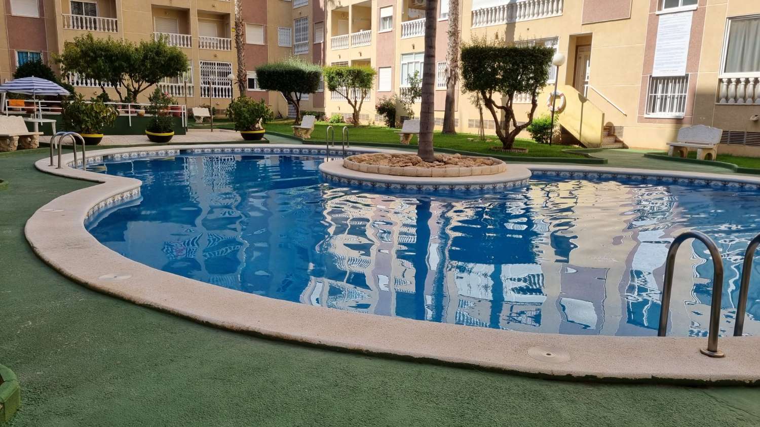 aPARTAMENTO CON GARAJE Y PISCINA COMUNITARIA