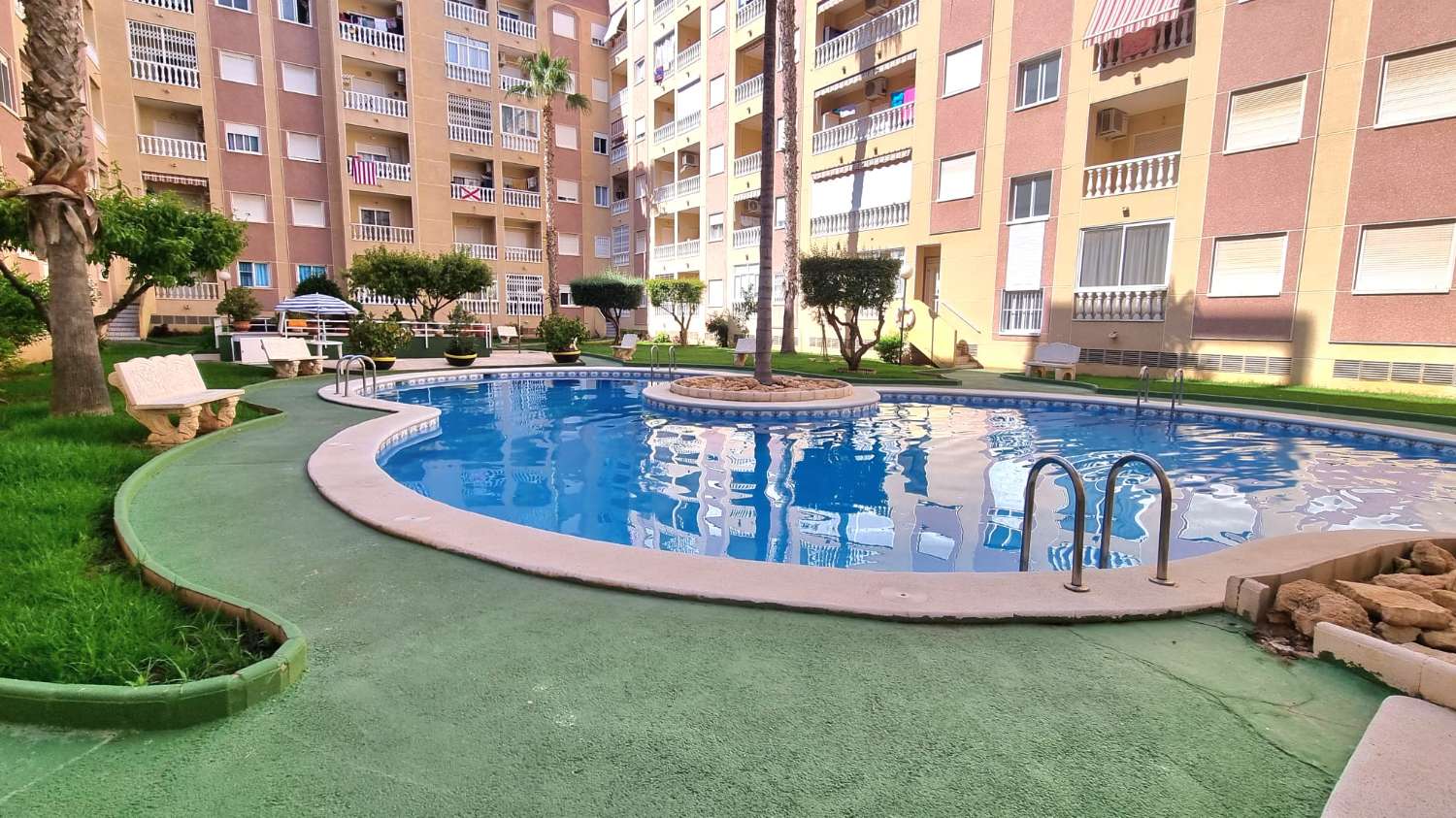 aPARTAMENTO CON GARAJE Y PISCINA COMUNITARIA