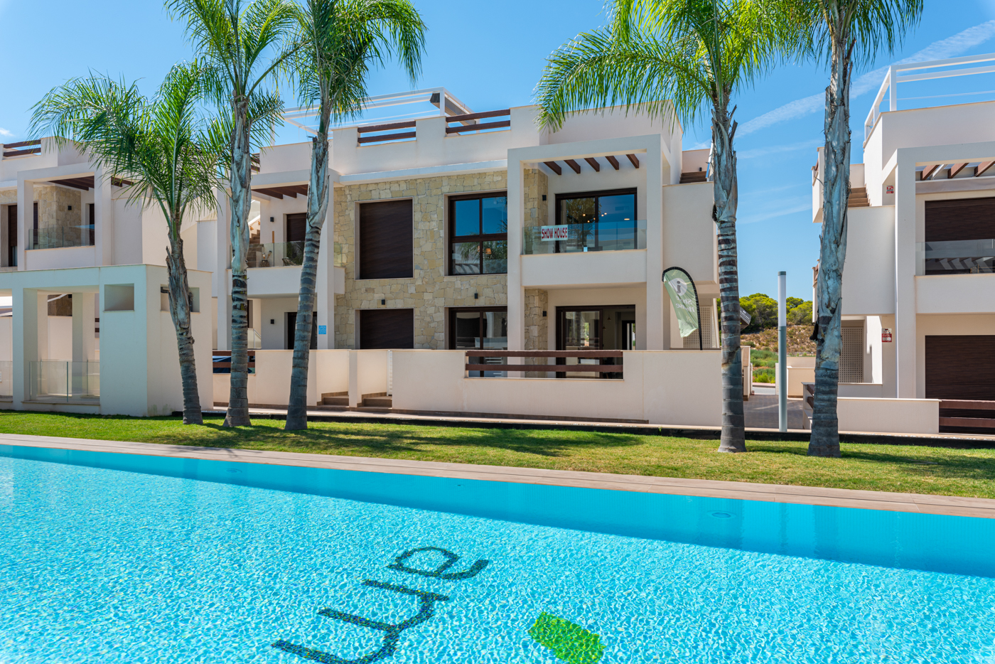 BUNGALOW EN RECIDENCIAL CERRADO CON PISCINA EN CONSTRUCCION