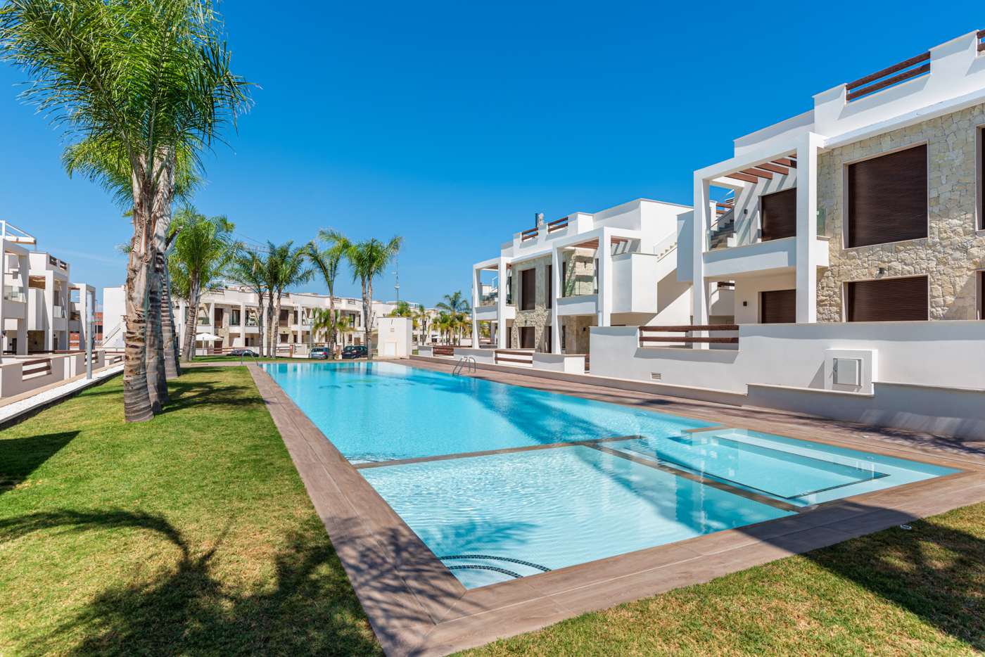 BUNGALOW EN RECIDENCIAL CERRADO CON PISCINA EN CONSTRUCCION