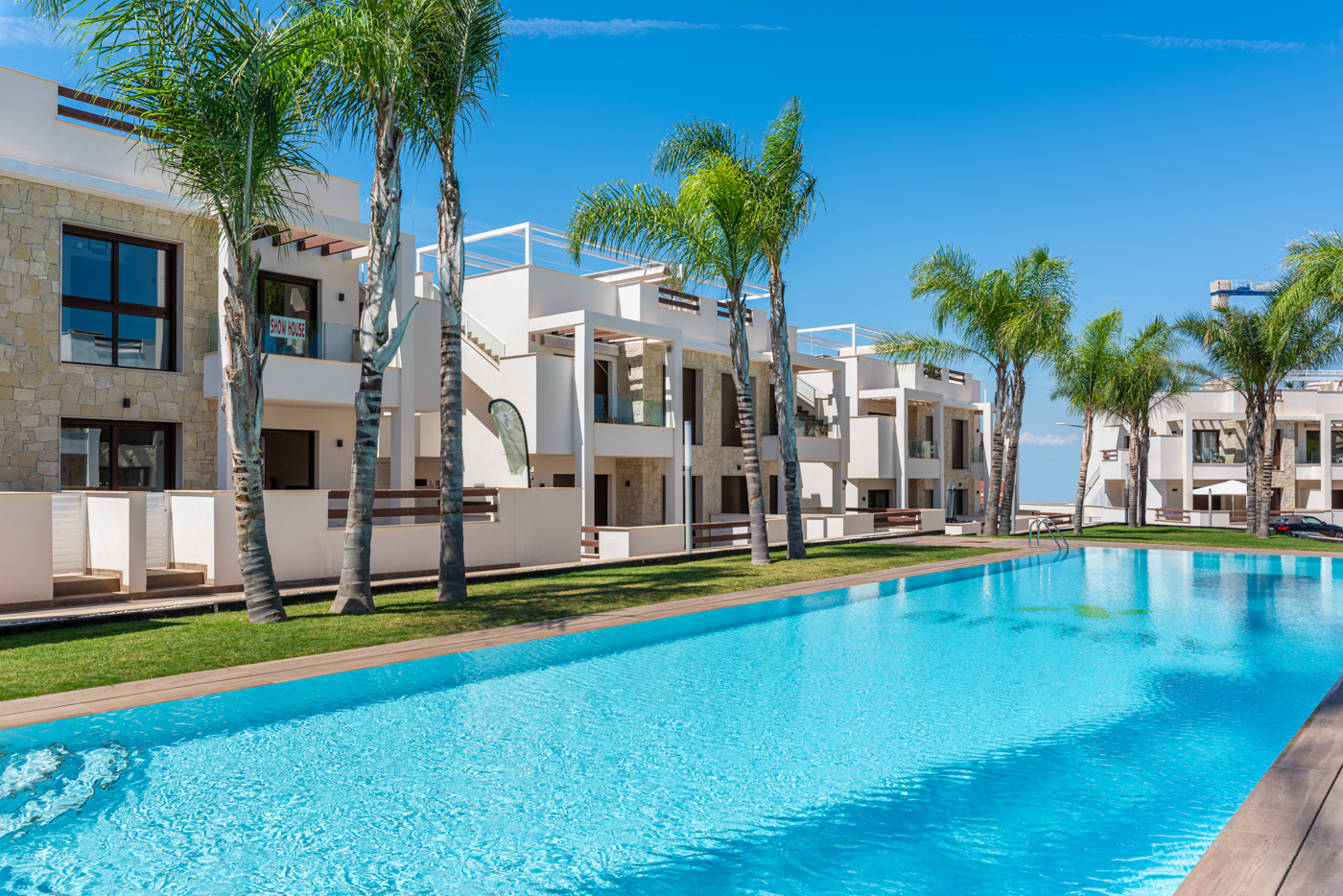 BUNGALOW EN RECIDENCIAL CERRADO CON PISCINA EN CONSTRUCCION