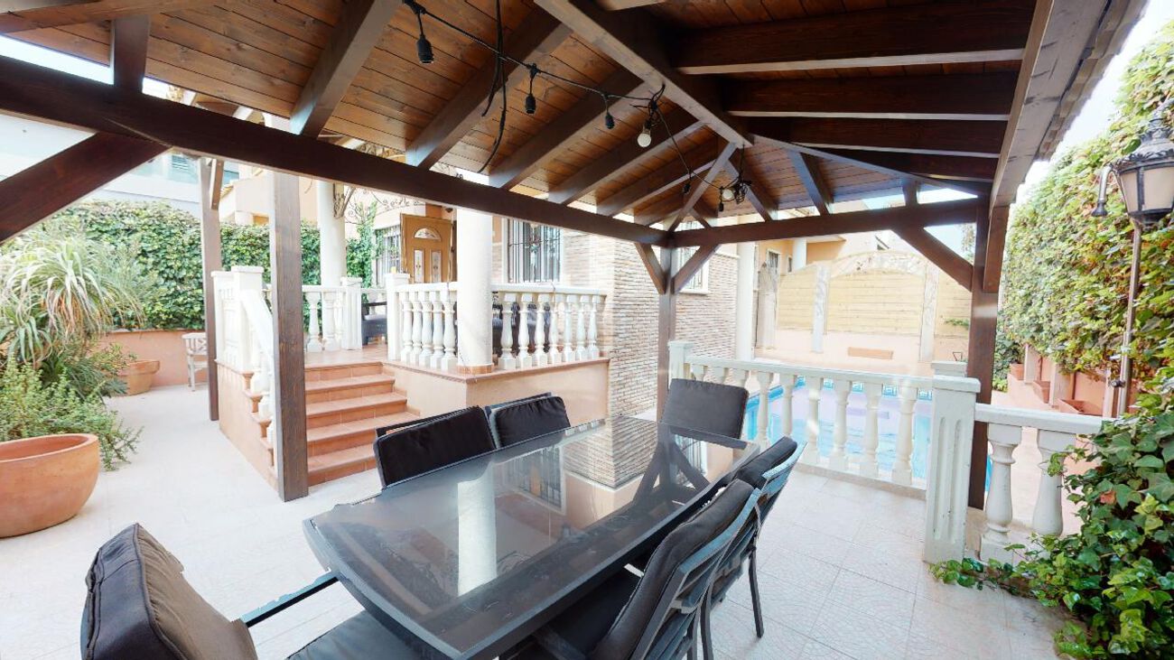 Chalet Primera Linea - Los Locos, 3 hab, 2 baños, piscina privada, vistas al mar - 329.000€