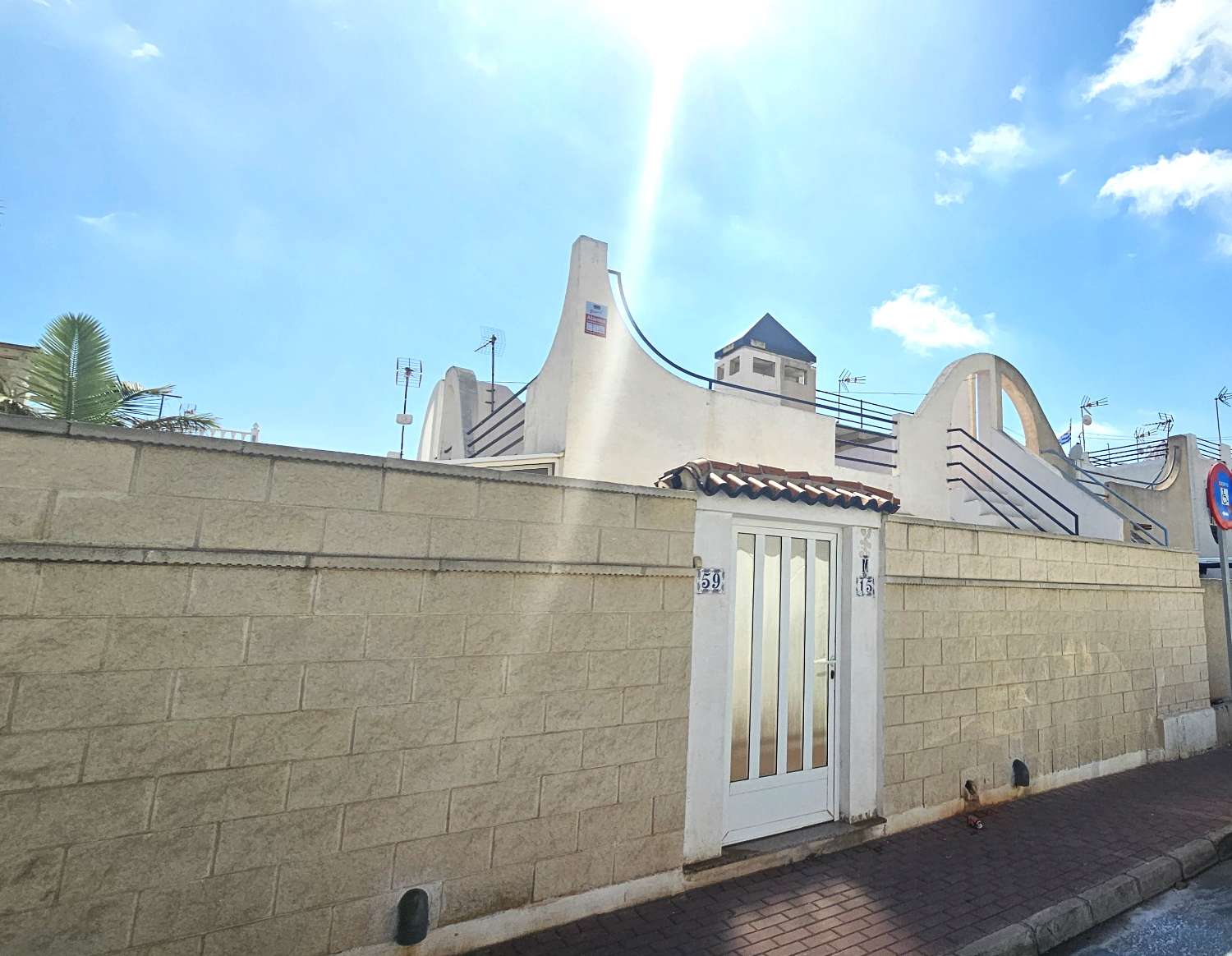 BUNGALOW CON TERRAZA, SOLARIUM, PISCINA COM. - 115.500€