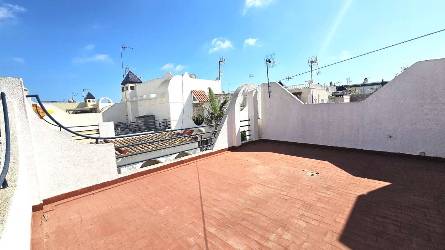 BUNGALOW CON TERRAZA, SOLARIUM, PISCINA COM. - 115.500€