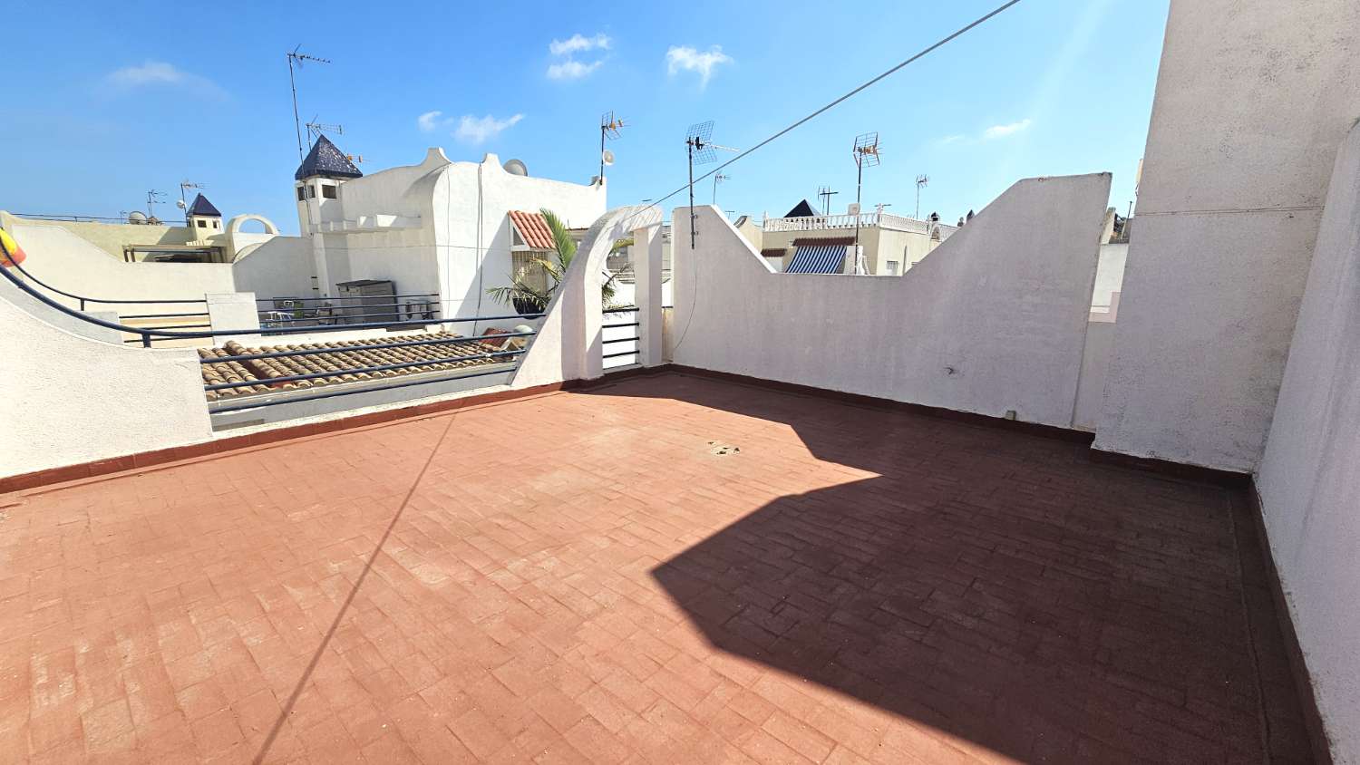 BUNGALOW CON TERRAZA, SOLARIUM, PISCINA COM. - 115.500€