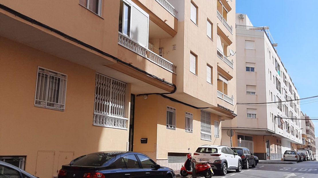 Apartamento en el centro de Torrevieja, planta baja con piscina comunitaria - Precio 112000