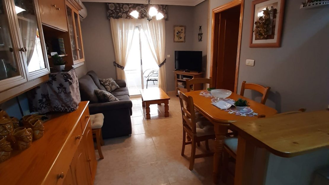 Apartamento en el centro de Torrevieja, planta baja con piscina comunitaria - Precio 112000